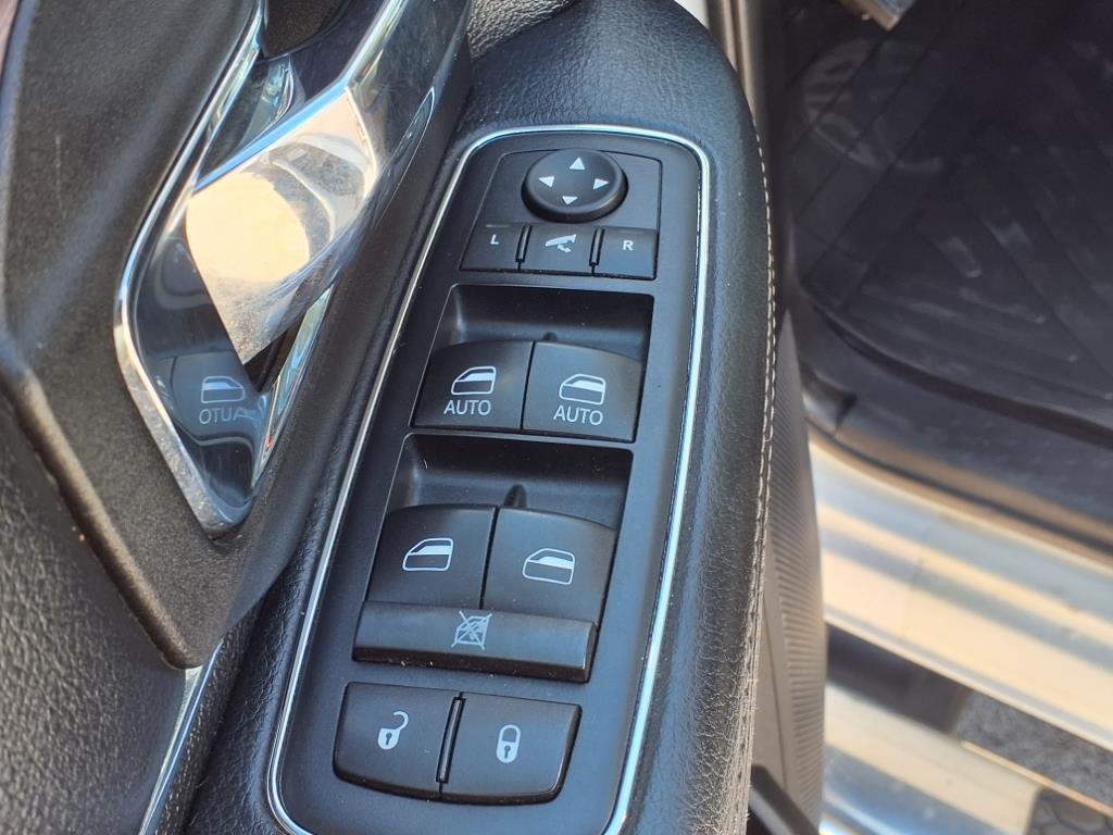 RAM 1500 4WD Crew Cab 140.5" Laramie 2017