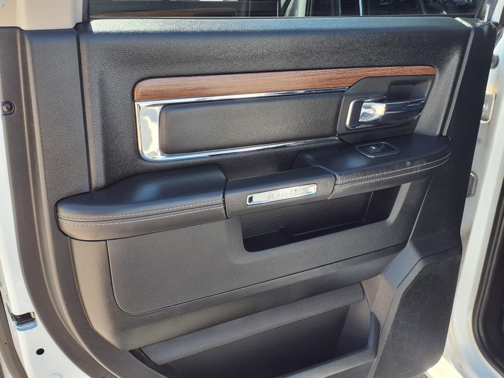 RAM 1500 4WD Crew Cab 140.5" Laramie 2017