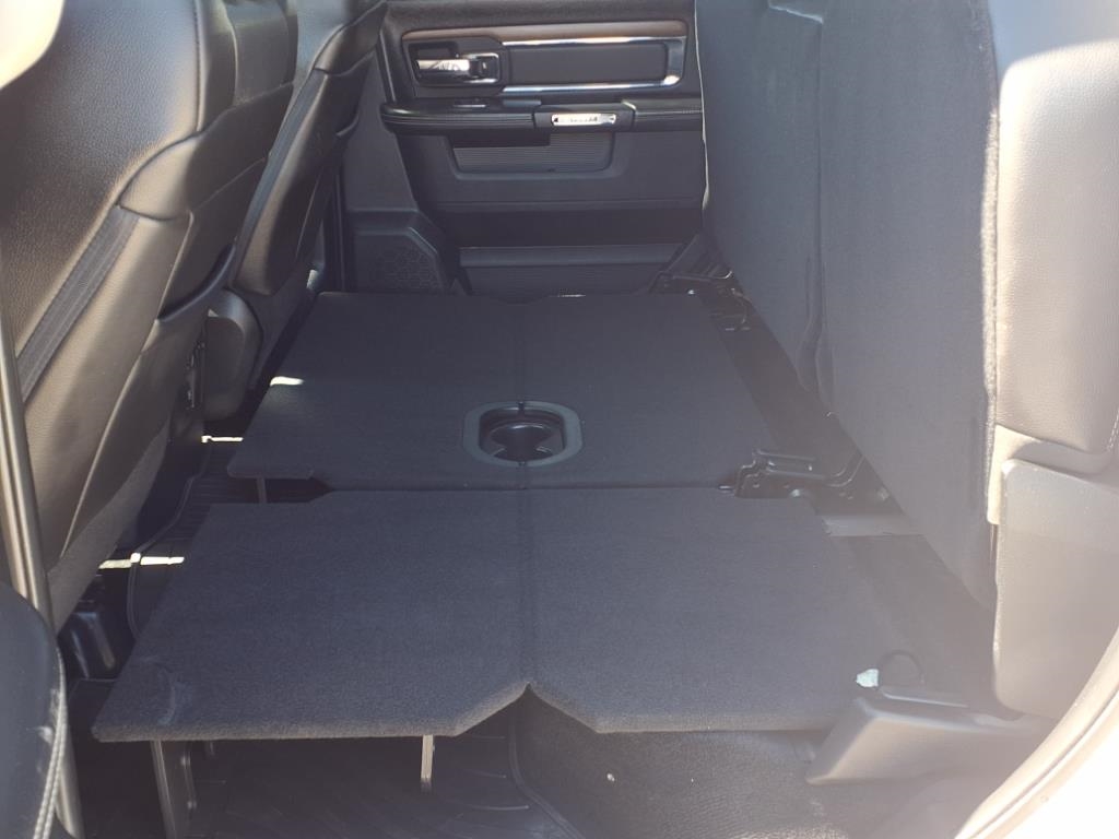 RAM 1500 4WD Crew Cab 140.5" Laramie 2017