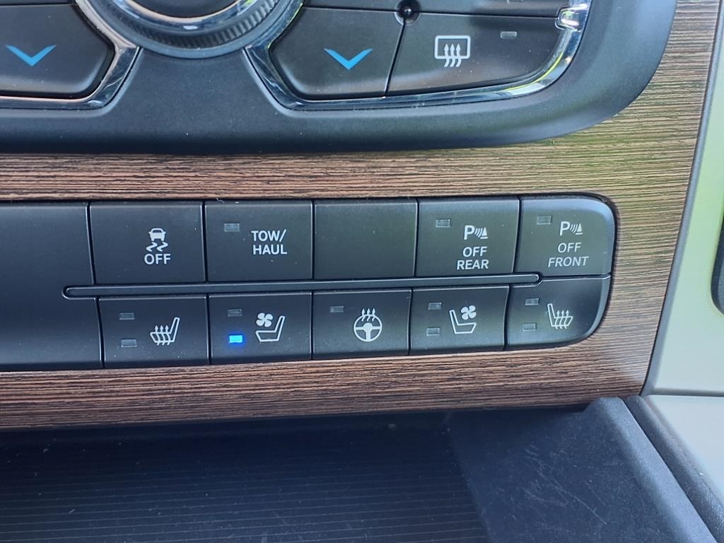 RAM 1500 4WD Crew Cab 140.5" Laramie 2017