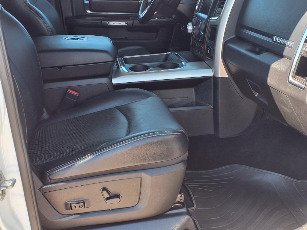 RAM 1500 4WD Crew Cab 140.5" Laramie 2017