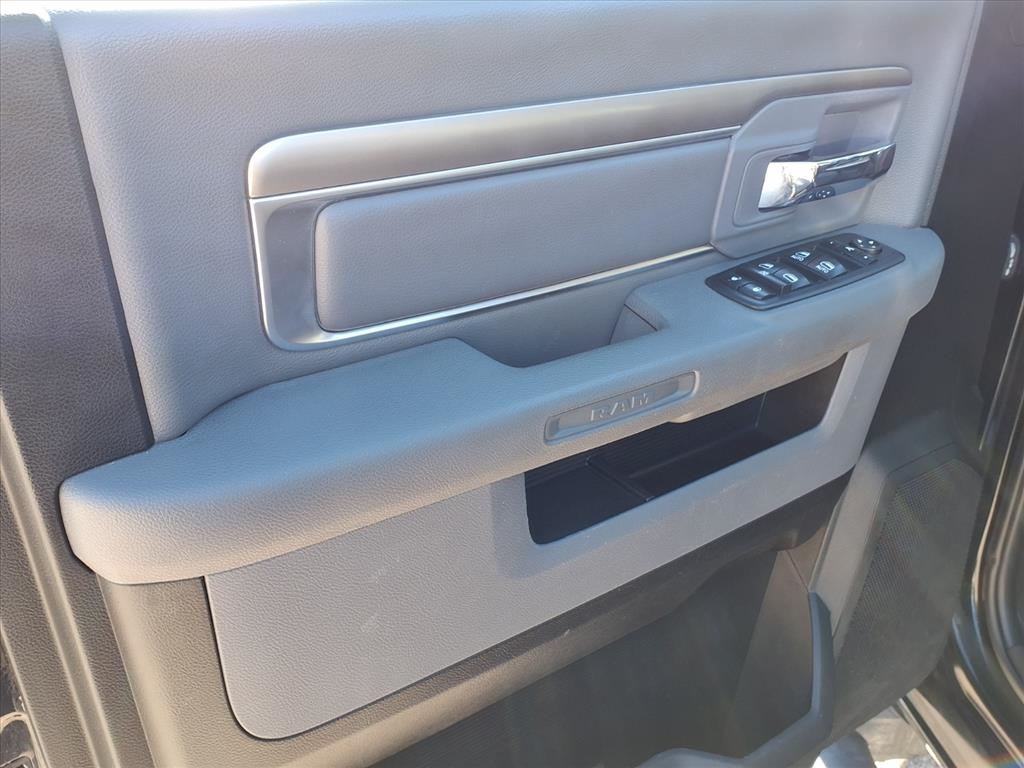 RAM 1500 Classic Warlock 4x4 Crew Cab 5'7" Box 2019 RAM 1500 Classic Warlock 4x4 Crew Cab 5'7" Box 2019