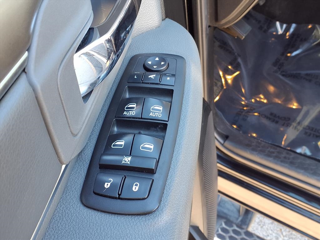 RAM 1500 Classic Warlock 4x4 Crew Cab 5'7" Box 2019 RAM 1500 Classic Warlock 4x4 Crew Cab 5'7" Box 2019