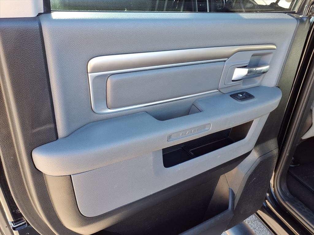 RAM 1500 Classic Warlock 4x4 Crew Cab 5'7" Box 2019 RAM 1500 Classic Warlock 4x4 Crew Cab 5'7" Box 2019