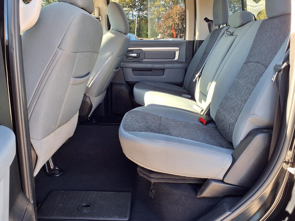 RAM 1500 Classic Warlock 4x4 Crew Cab 5'7" Box 2019 RAM 1500 Classic Warlock 4x4 Crew Cab 5'7" Box 2019