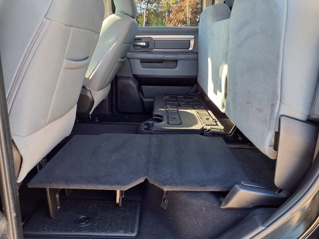 RAM 1500 Classic Warlock 4x4 Crew Cab 5'7" Box 2019 RAM 1500 Classic Warlock 4x4 Crew Cab 5'7" Box 2019