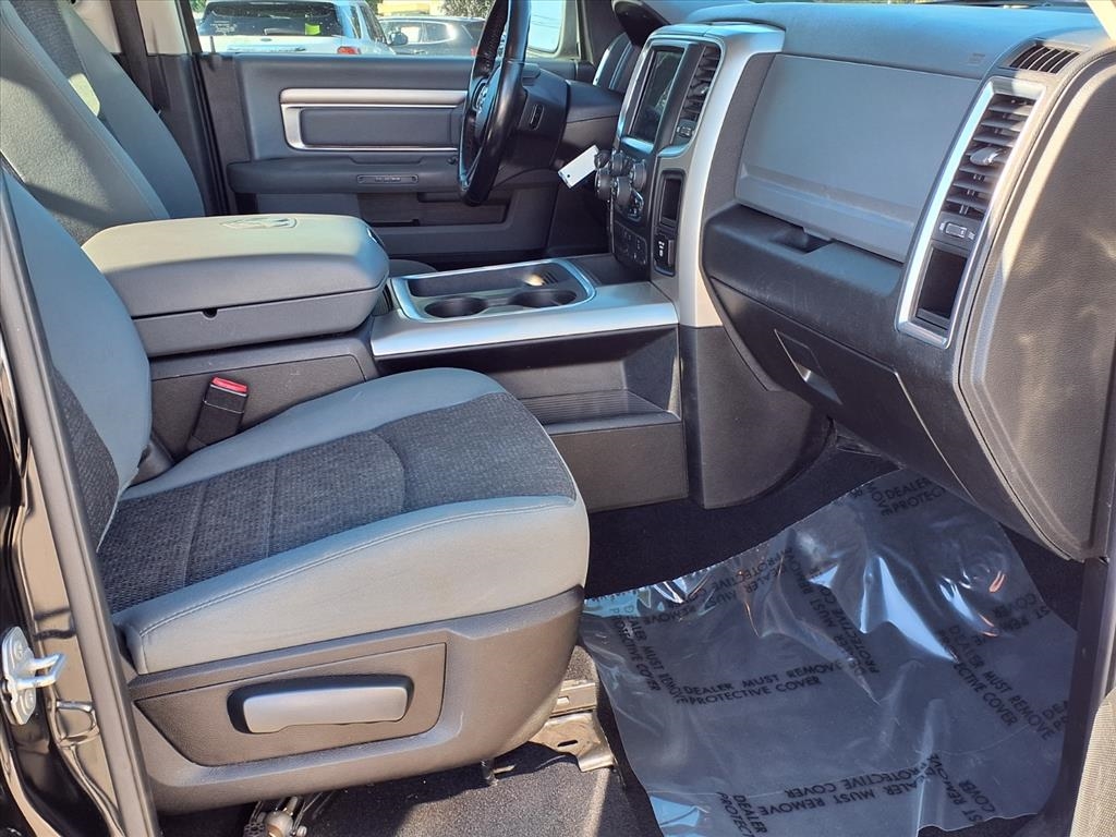 RAM 1500 Classic Warlock 4x4 Crew Cab 5'7" Box 2019 RAM 1500 Classic Warlock 4x4 Crew Cab 5'7" Box 2019