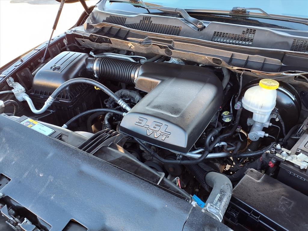 RAM 1500 Classic Warlock 4x4 Crew Cab 5'7" Box 2019 RAM 1500 Classic Warlock 4x4 Crew Cab 5'7" Box 2019