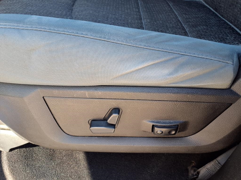 RAM 1500 Classic Warlock 4x4 Crew Cab 5'7" Box 2019 RAM 1500 Classic Warlock 4x4 Crew Cab 5'7" Box 2019