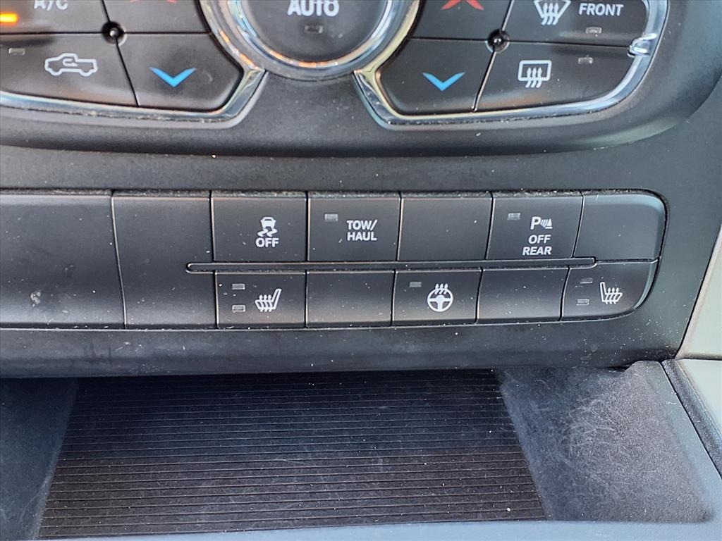 RAM 1500 Classic Warlock 4x4 Crew Cab 5'7" Box 2019 RAM 1500 Classic Warlock 4x4 Crew Cab 5'7" Box 2019