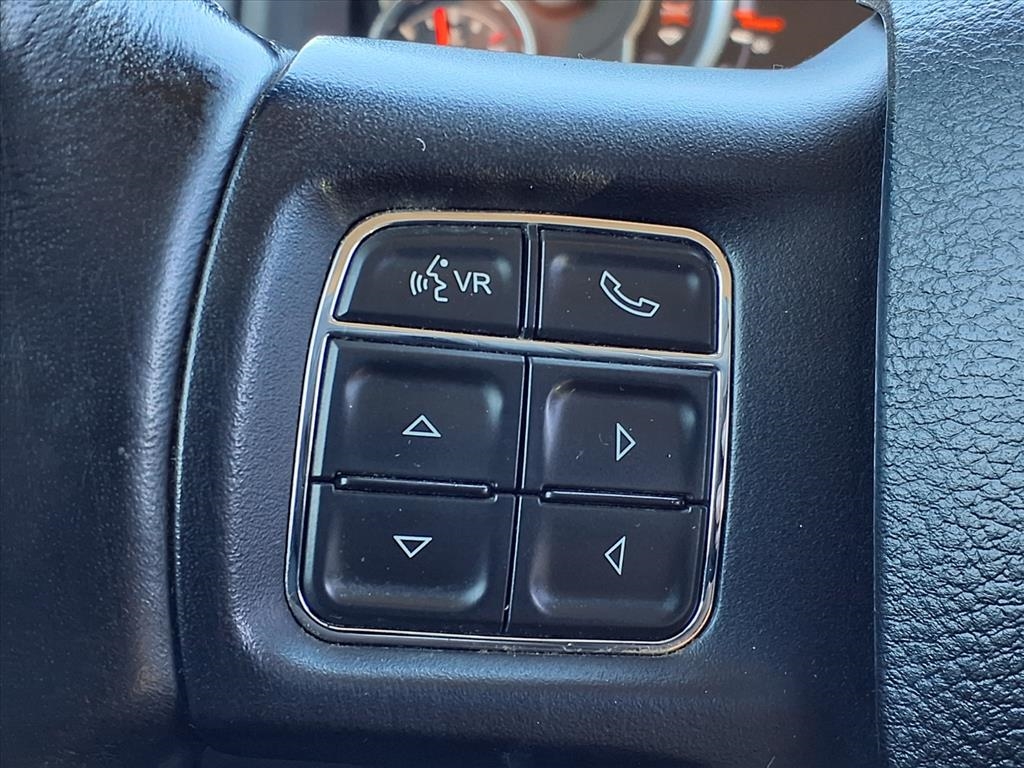 RAM 1500 Classic Warlock 4x4 Crew Cab 5'7" Box 2019 RAM 1500 Classic Warlock 4x4 Crew Cab 5'7" Box 2019