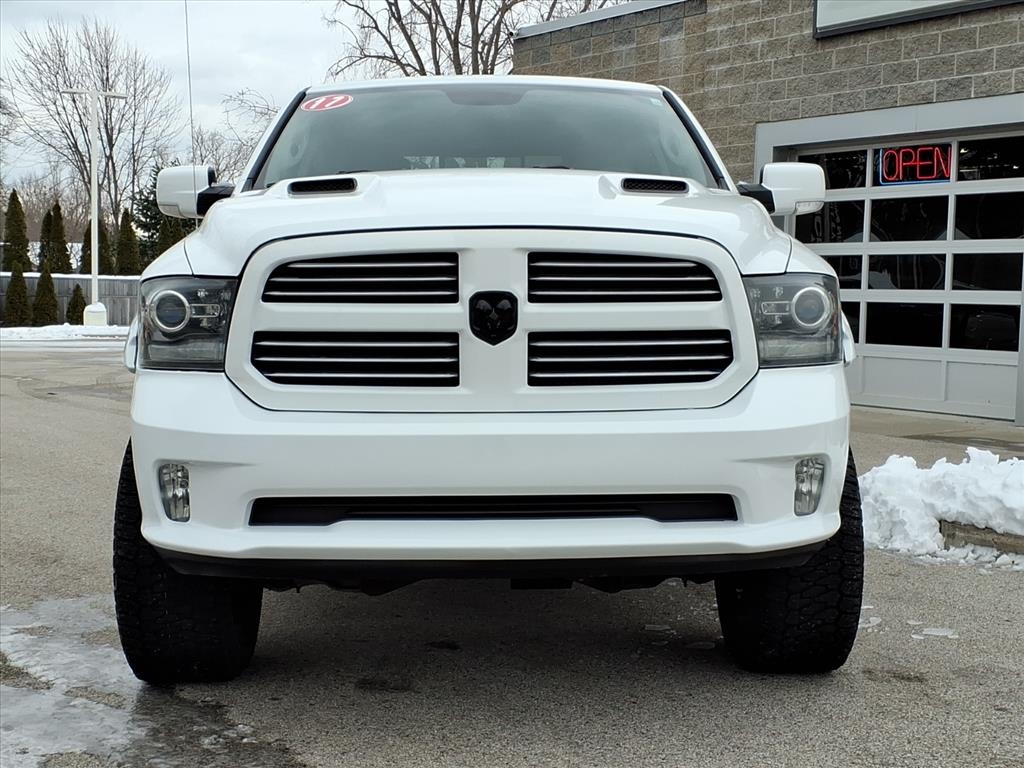 RAM 1500 4WD Crew Cab 140.5" Sport 2017