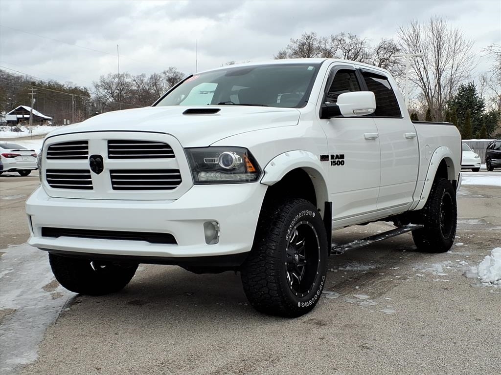 RAM 1500 4WD Crew Cab 140.5" Sport 2017