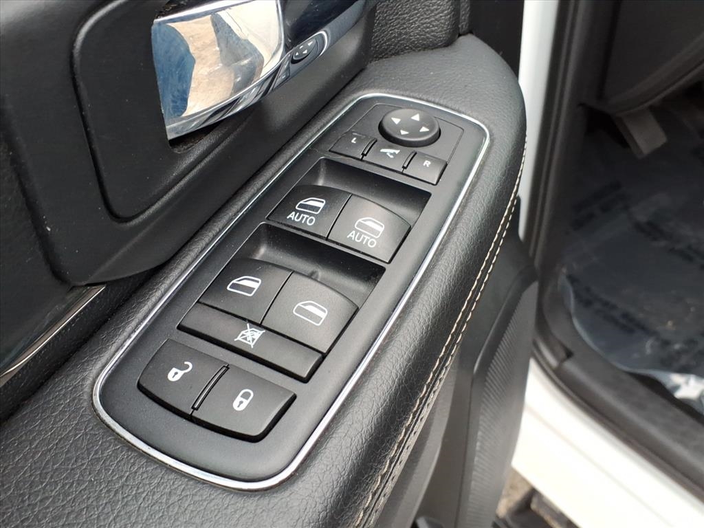 RAM 1500 4WD Crew Cab 140.5" Sport 2017