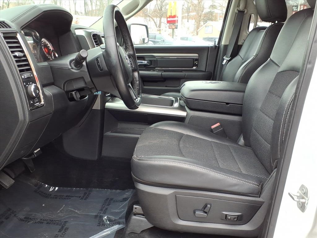 RAM 1500 4WD Crew Cab 140.5" Sport 2017