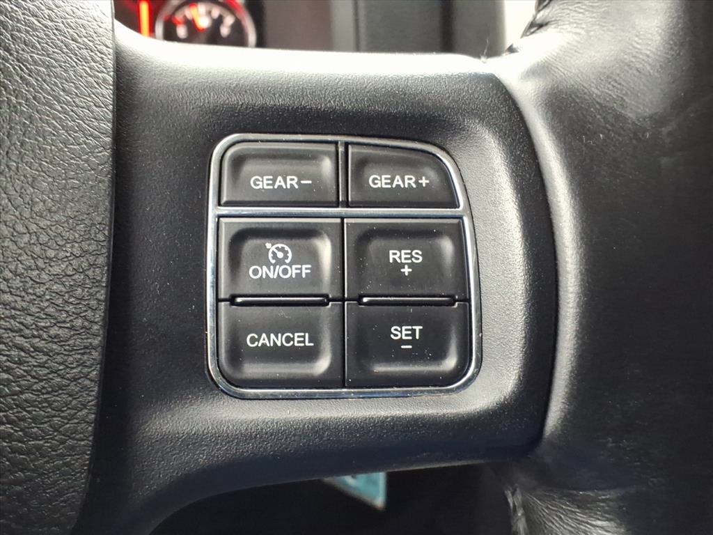 RAM 1500 4WD Crew Cab 140.5" Sport 2017