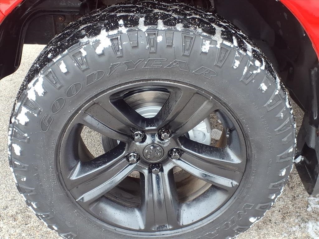 RAM 1500 4WD Crew Cab 140.5" Sport 2016