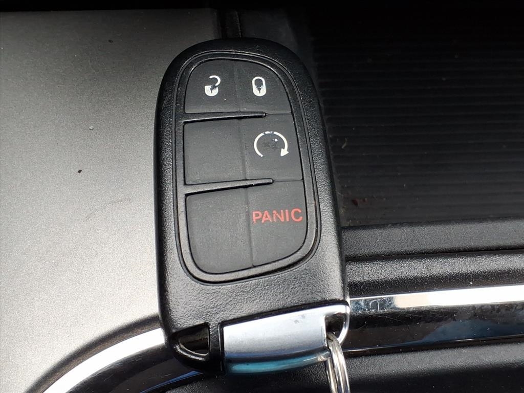 RAM 1500 4WD Crew Cab 140.5" Sport 2016