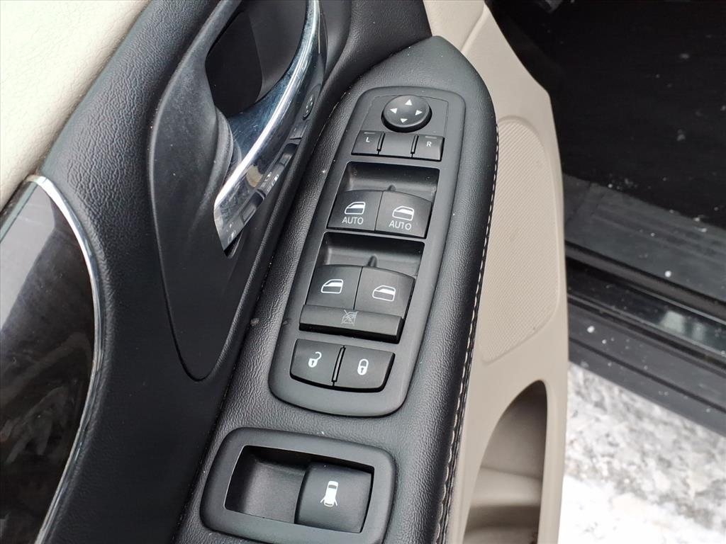 Chrysler Town & Country 4dr Wgn Touring 2016