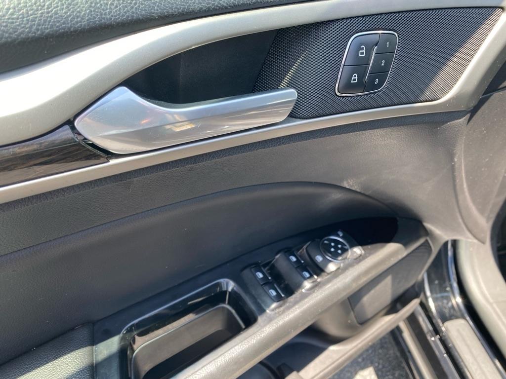 Ford Fusion SE 4D Sedan 4 Cyl 2016