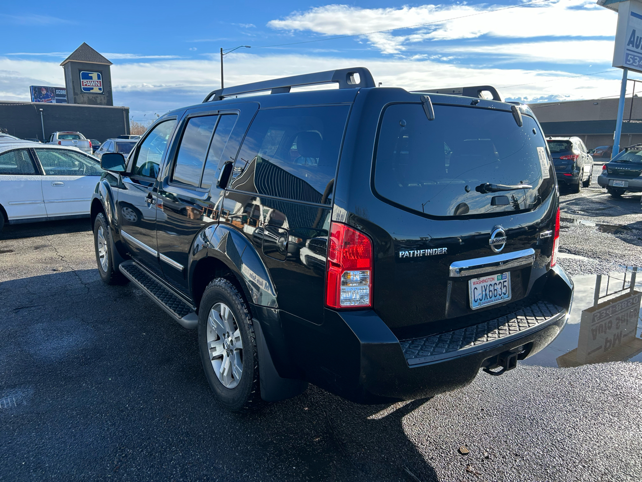 Nissan Pathfinder LE 4WD 2011