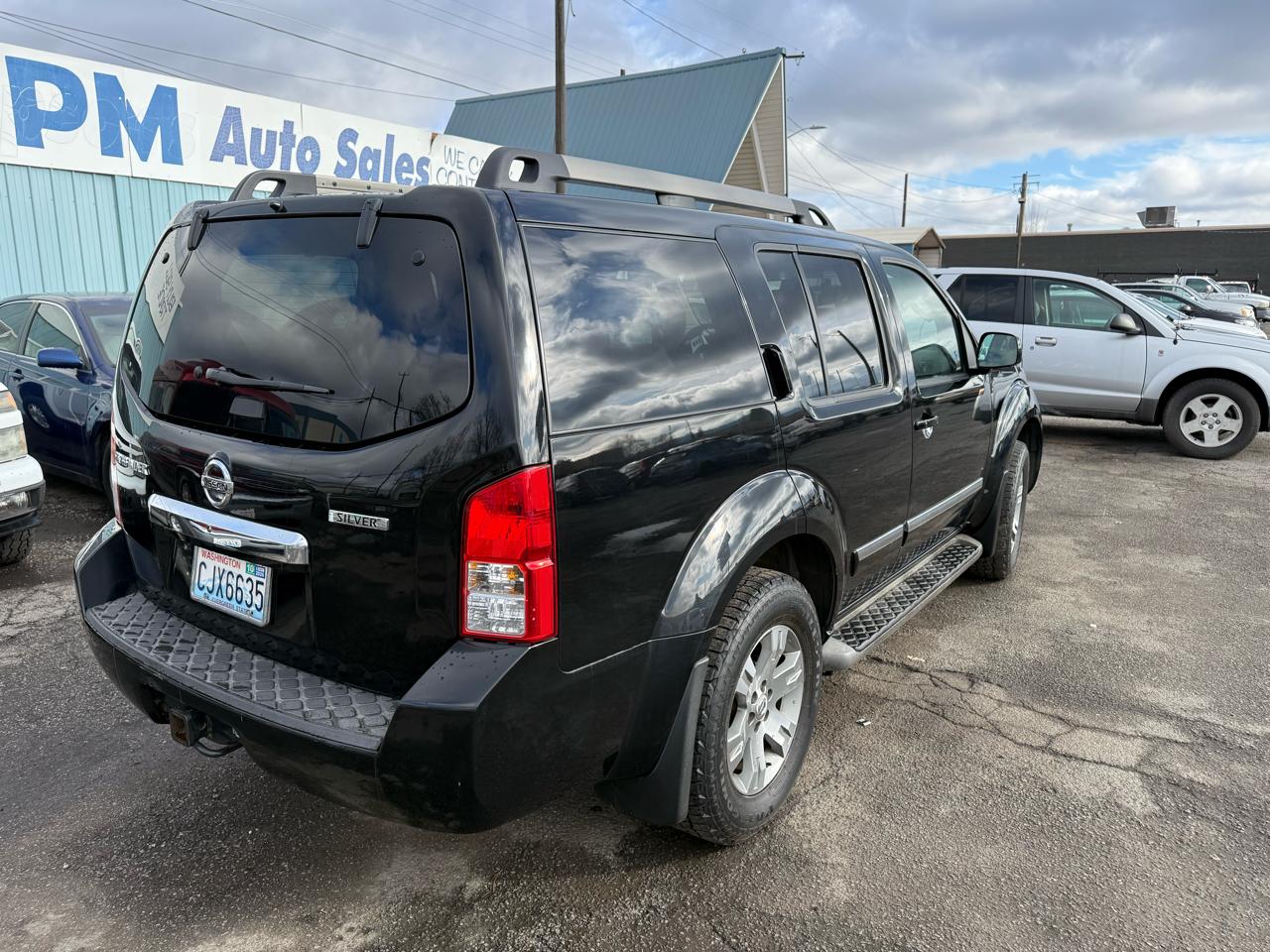 Nissan Pathfinder LE 4WD 2011