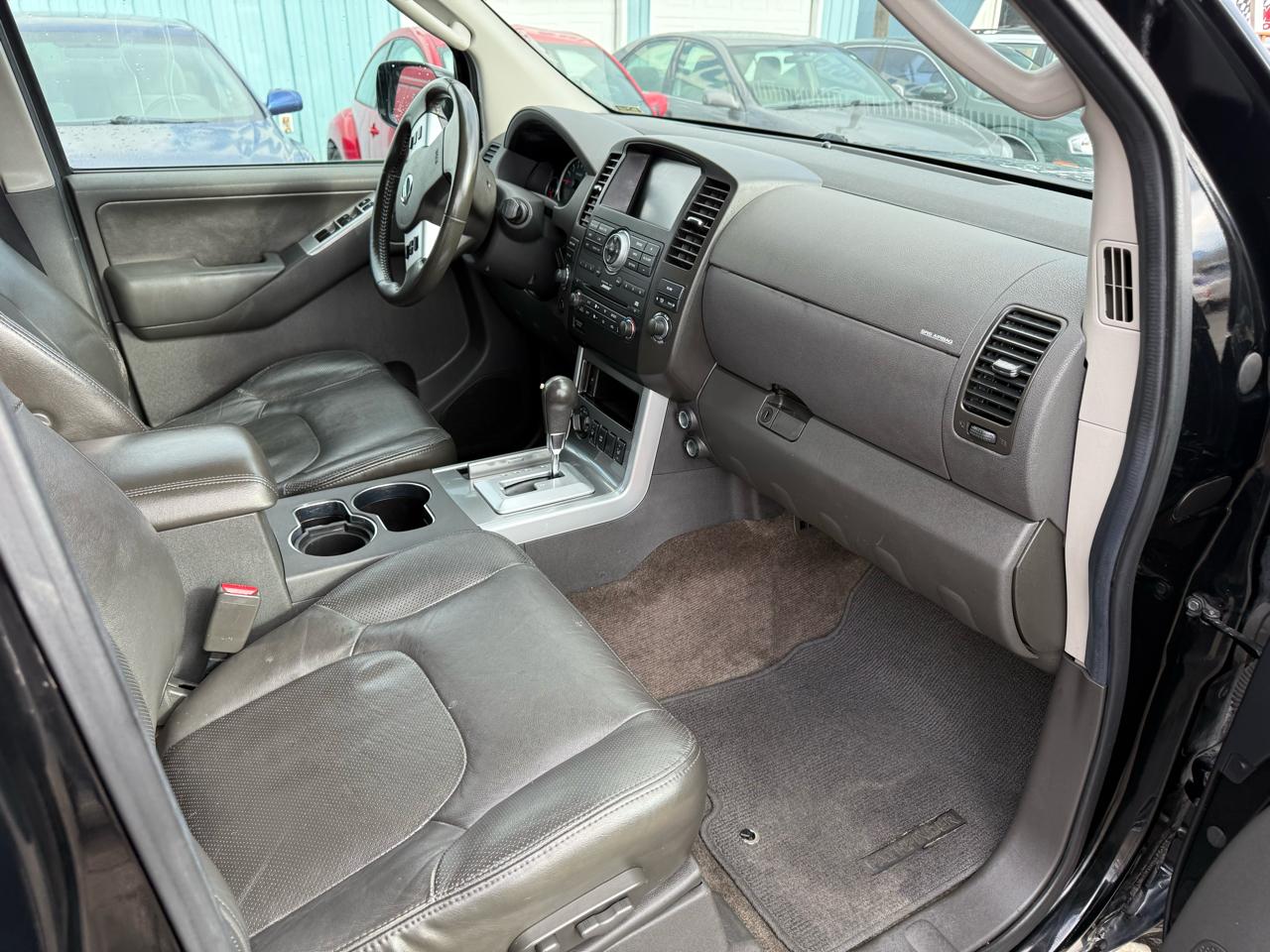 Nissan Pathfinder LE 4WD 2011