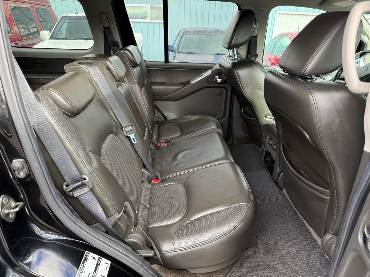 Nissan Pathfinder LE 4WD 2011