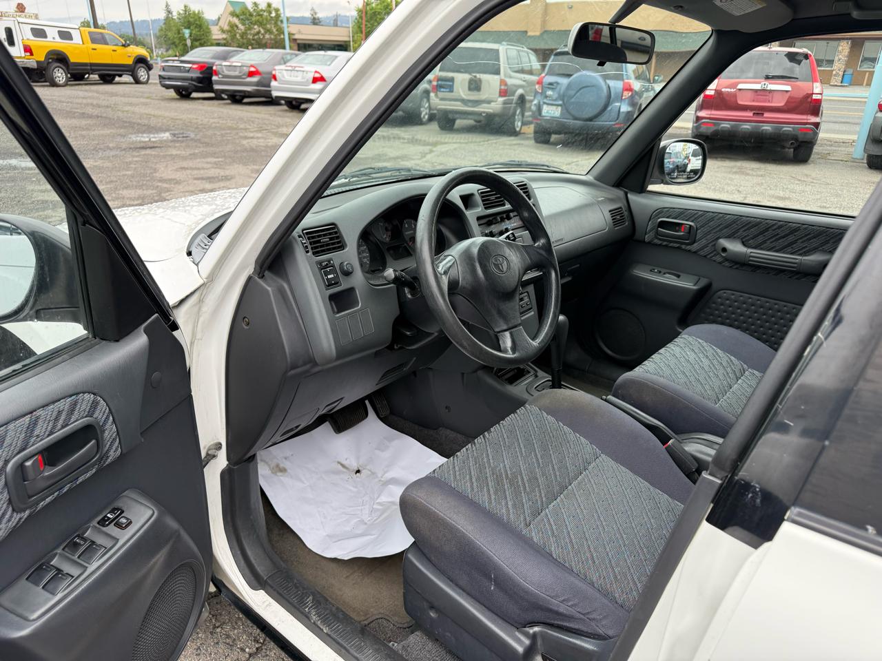 Toyota RAV4 4-Door 4WD 2000