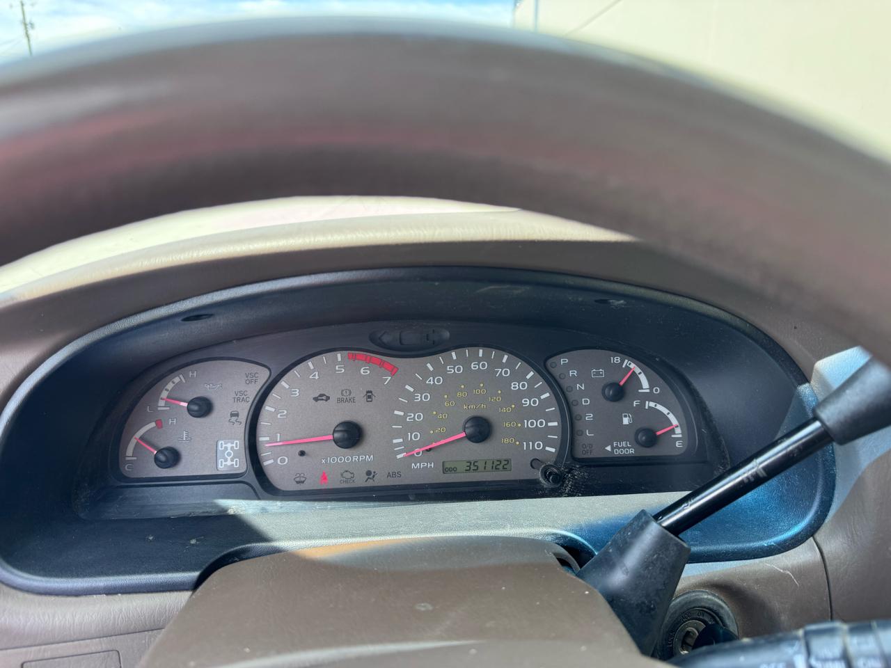 Toyota Sequoia SR5 4WD 2004