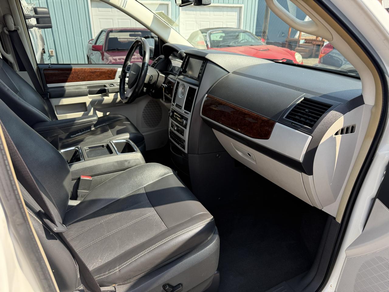 Chrysler Town & Country Touring Plus 2010