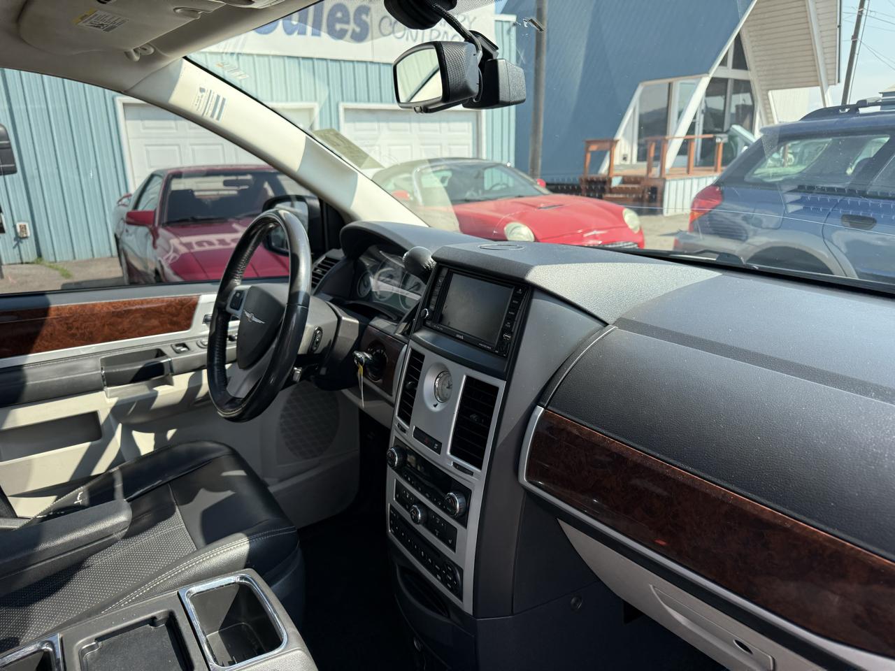 Chrysler Town & Country Touring Plus 2010