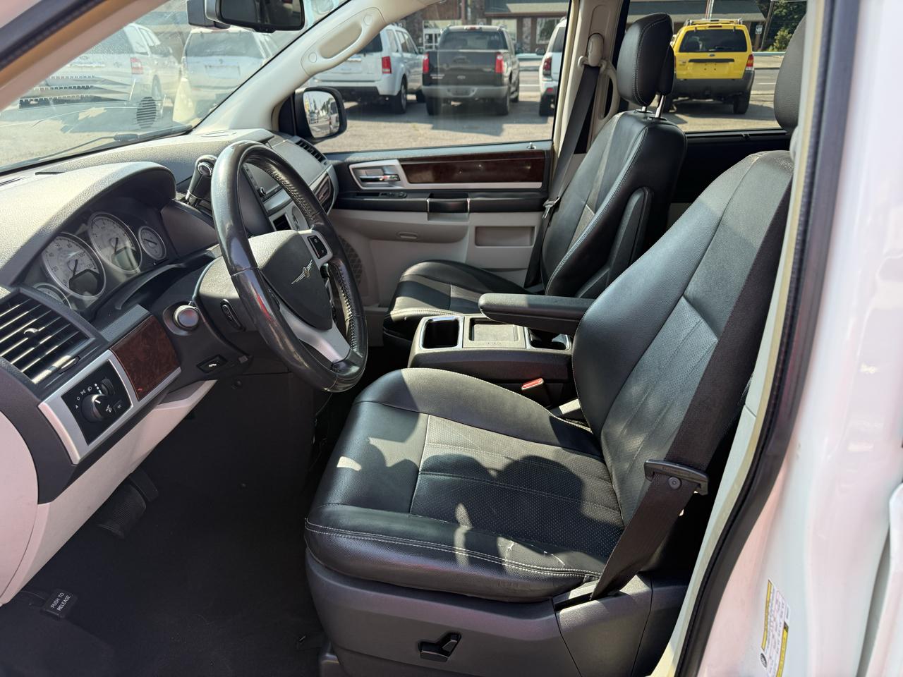 Chrysler Town & Country Touring Plus 2010