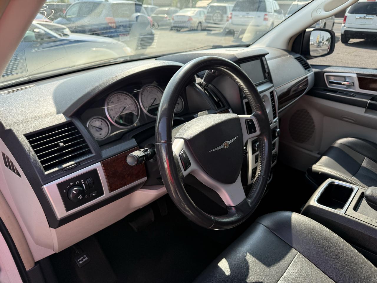 Chrysler Town & Country Touring Plus 2010