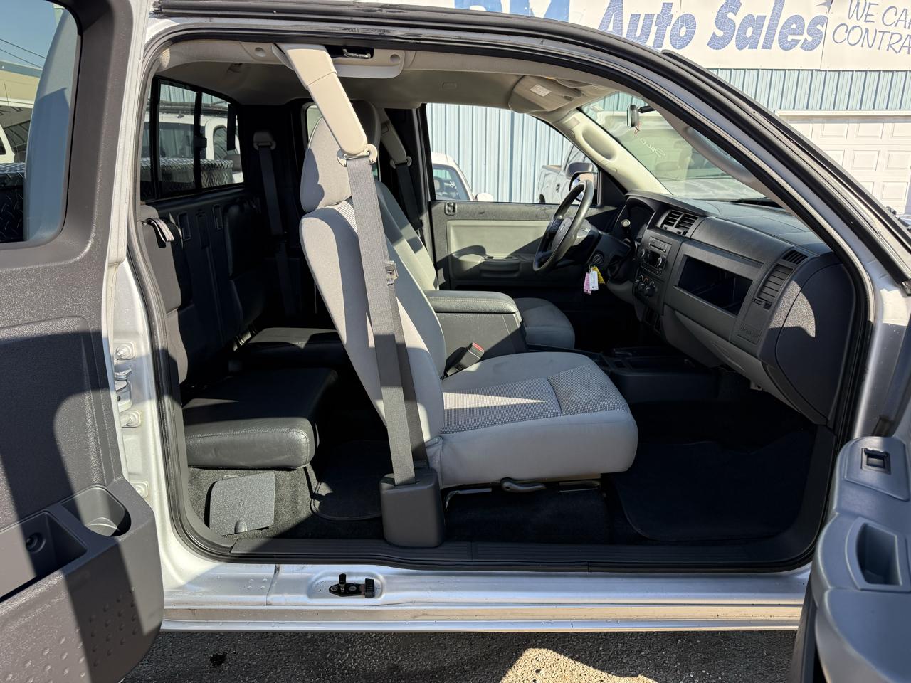 Dodge Dakota SXT Extended Cab 2WD 2011