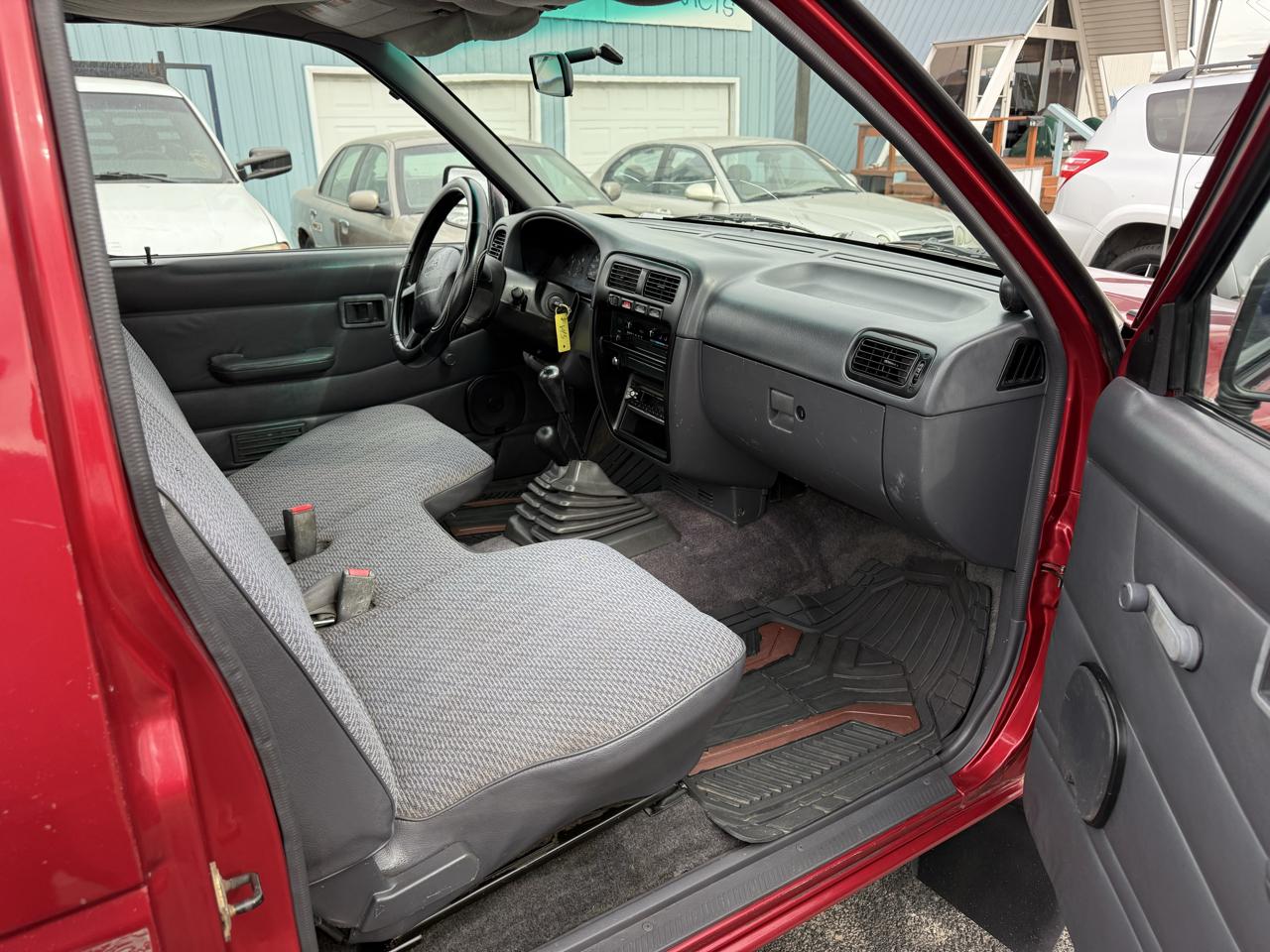 Nissan Pickup XE Reg. Cab 4WD 1997