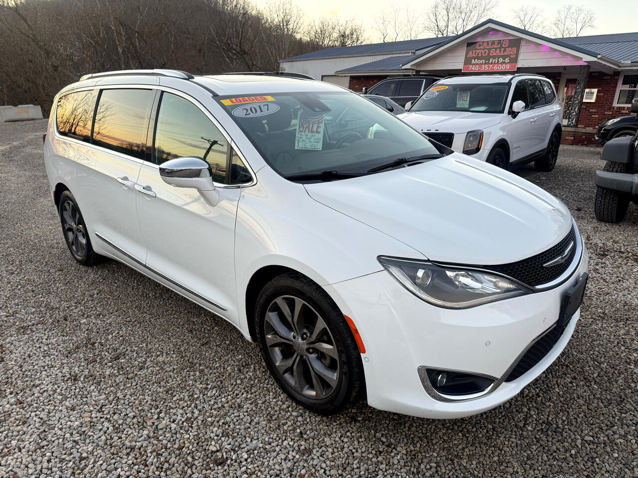 2017 Chrysler Pacifica Limited's photo