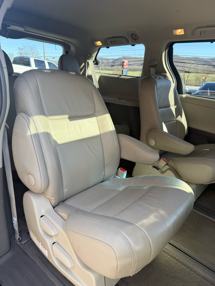 Toyota Sienna XLE 7-Passenger AWD 2017