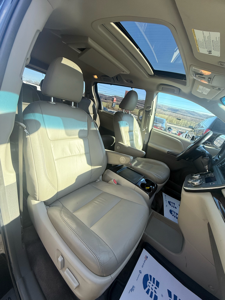 Toyota Sienna XLE 7-Passenger AWD 2017