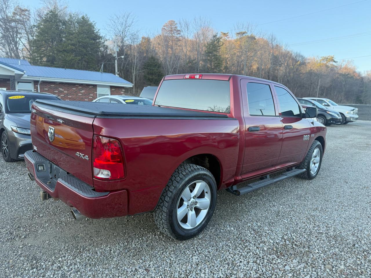 RAM 1500 4WD Crew Cab 140.5" Express 2015