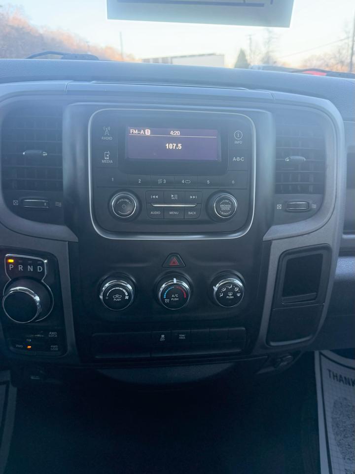 RAM 1500 4WD Crew Cab 140.5" Express 2015