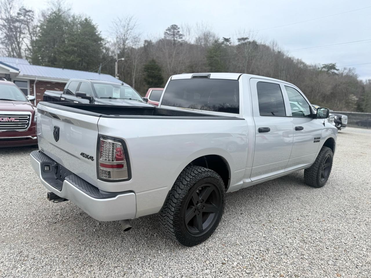 RAM 1500 4WD Crew Cab 140.5" Express 2016