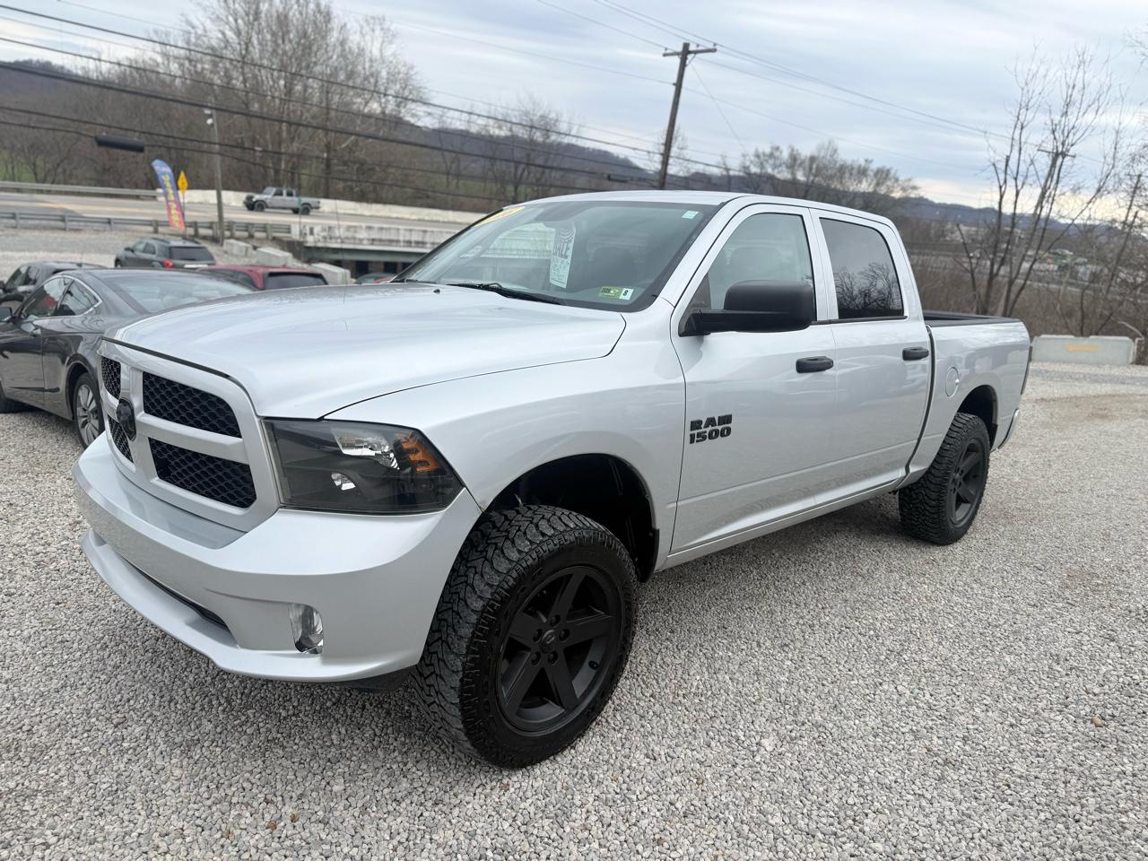 RAM 1500 4WD Crew Cab 140.5" Express 2016
