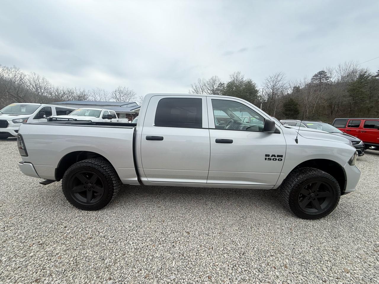RAM 1500 4WD Crew Cab 140.5" Express 2016