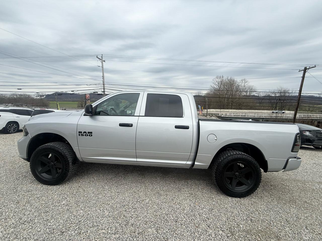 RAM 1500 4WD Crew Cab 140.5" Express 2016