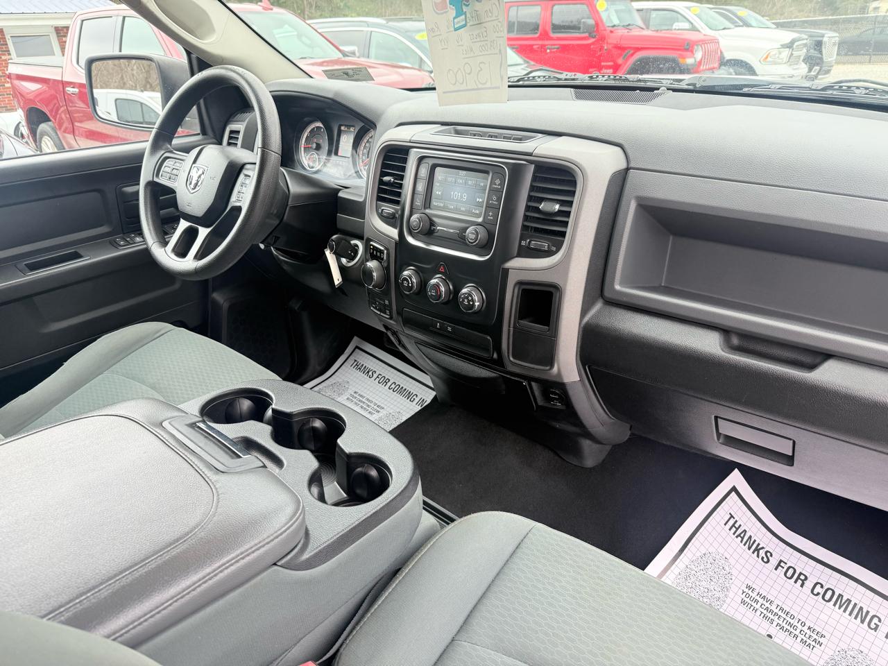 RAM 1500 4WD Crew Cab 140.5" Express 2016