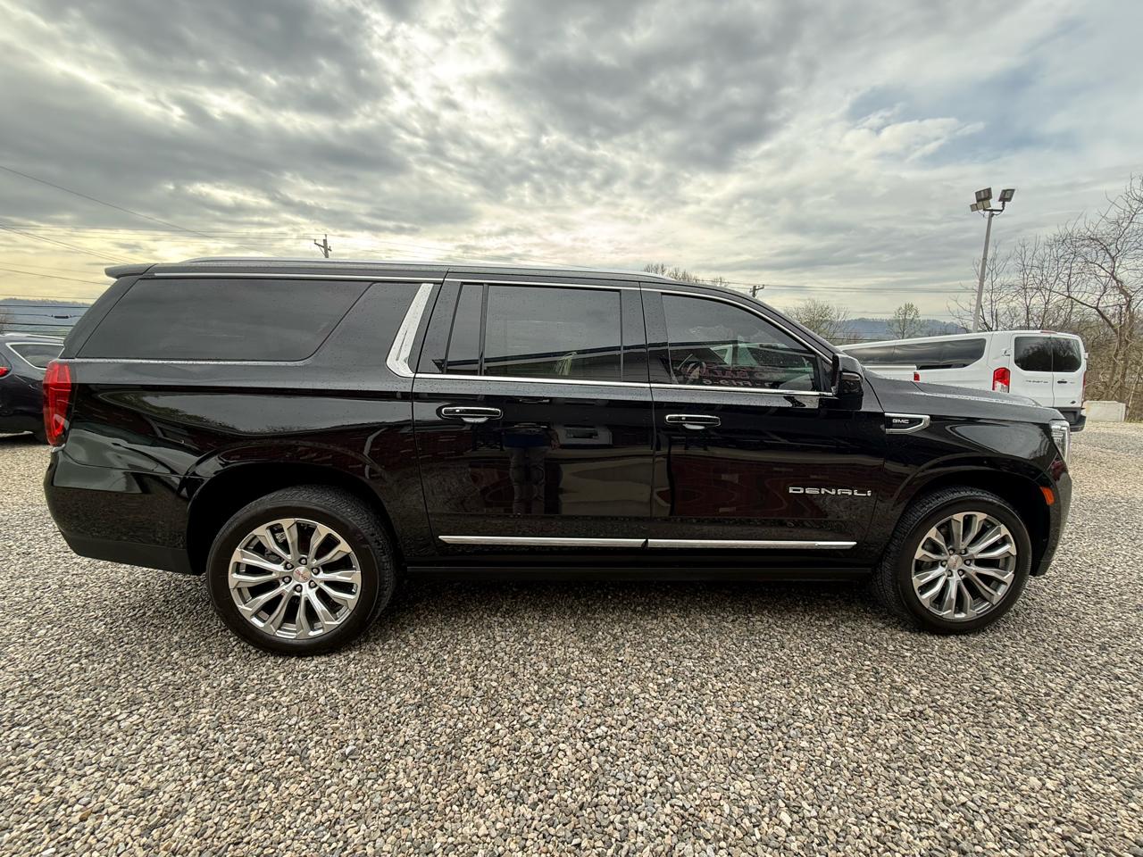GMC Yukon XL Denali 4WD 2023