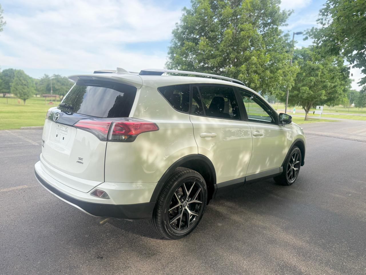Toyota RAV4 SE AWD (Natl) 2016