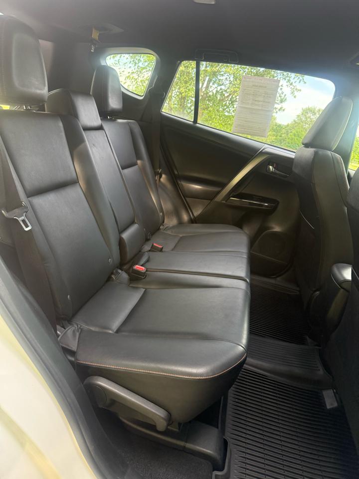 Toyota RAV4 SE AWD (Natl) 2016