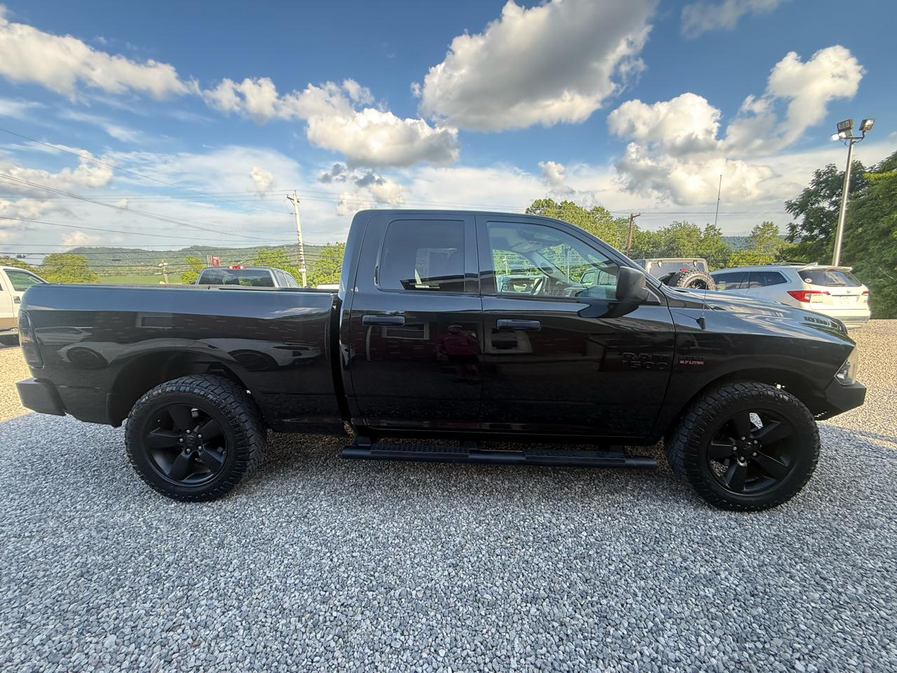 RAM 1500 4WD Crew Cab 140.5" Express 2017